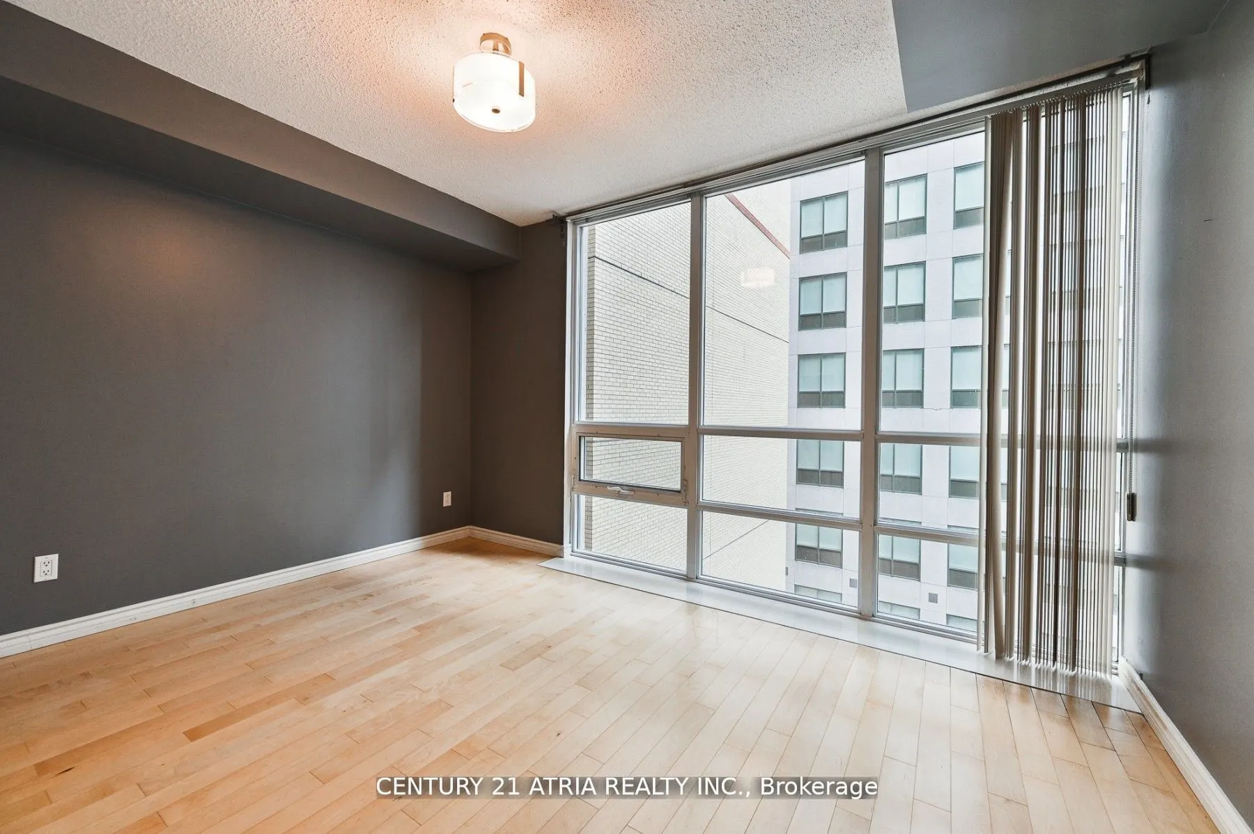 263 Wellington Street W, #704