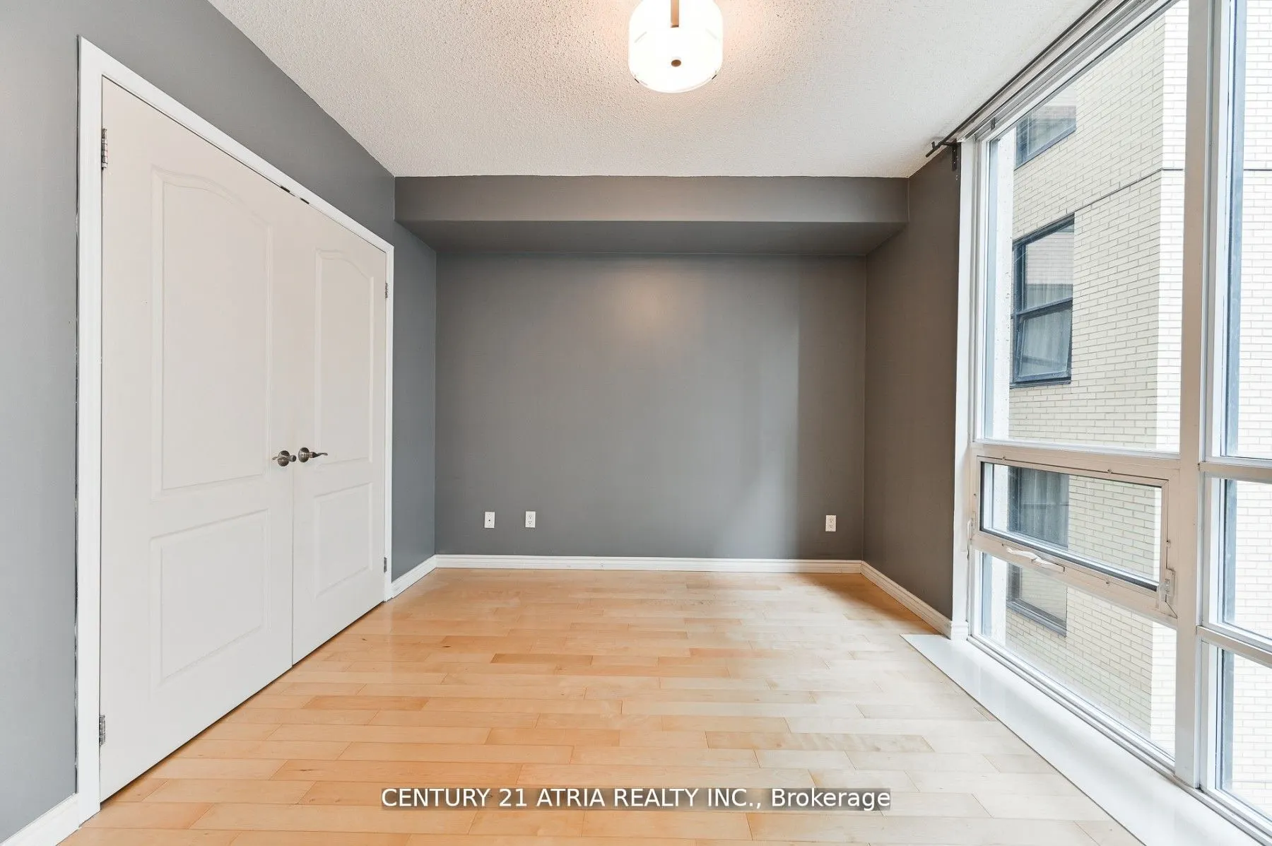 263 Wellington Street W, #704
