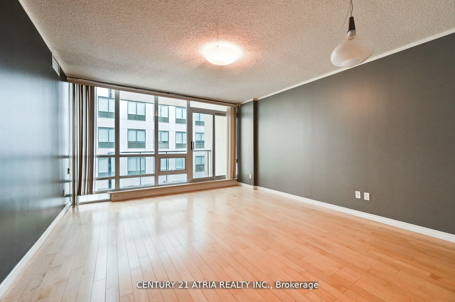 263 Wellington Street W, #704