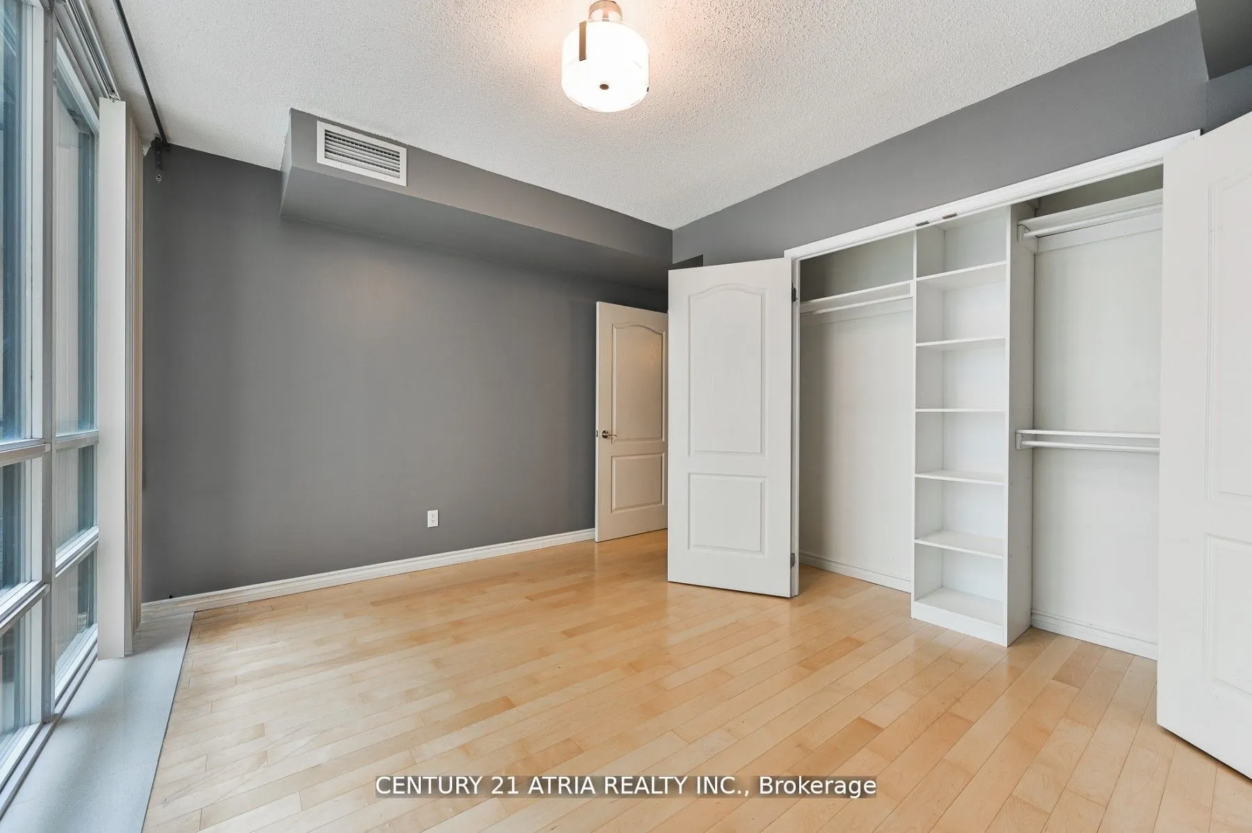 263 Wellington Street W, #704