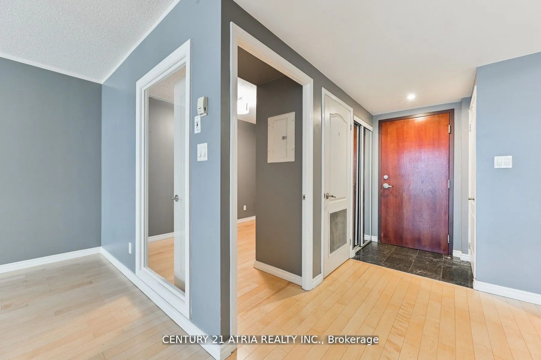 263 Wellington Street W, #704