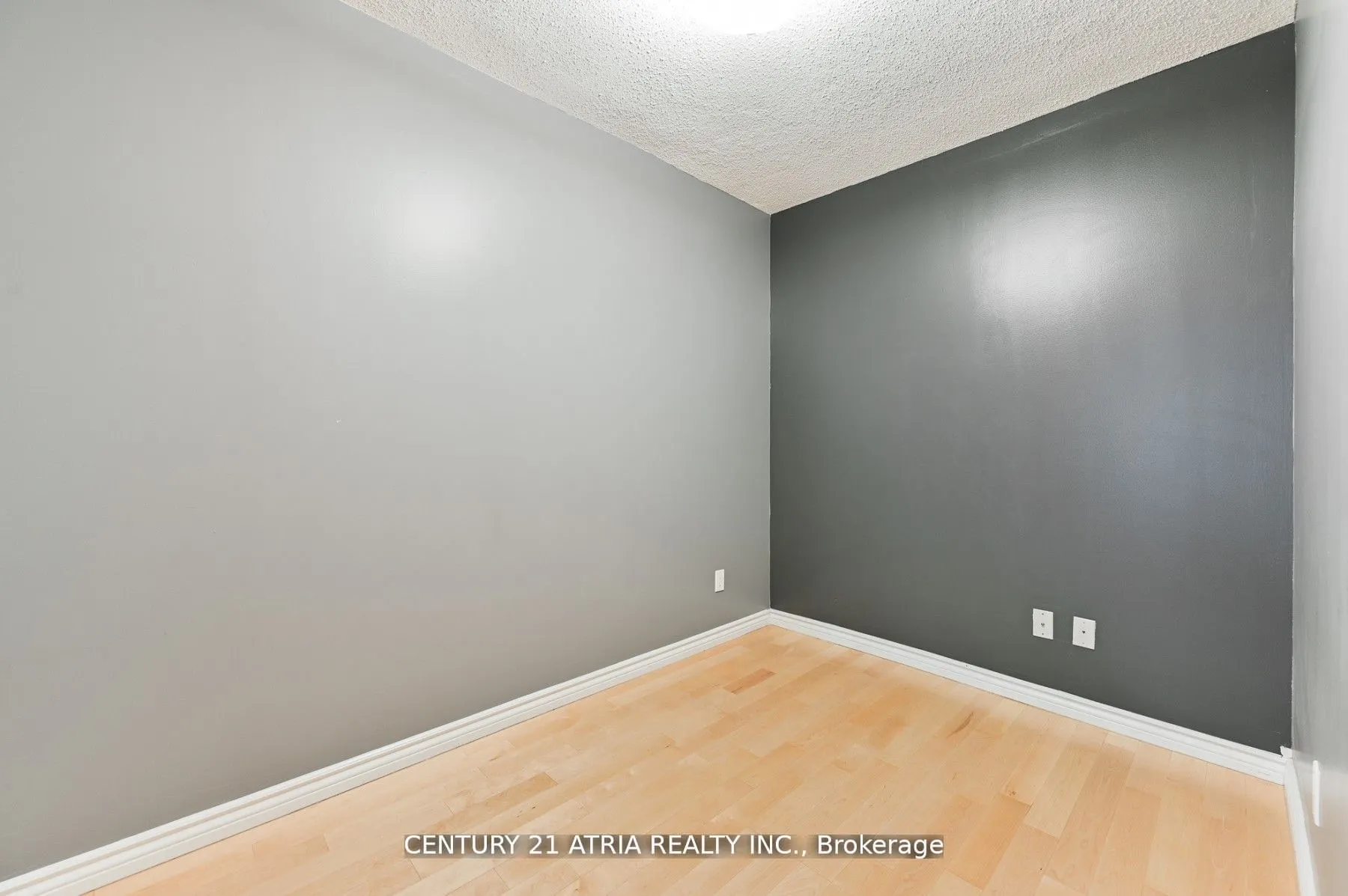263 Wellington Street W, #704