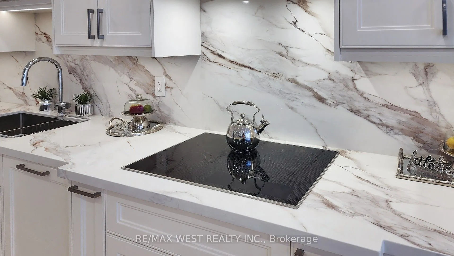 900 Yonge Street, #1403