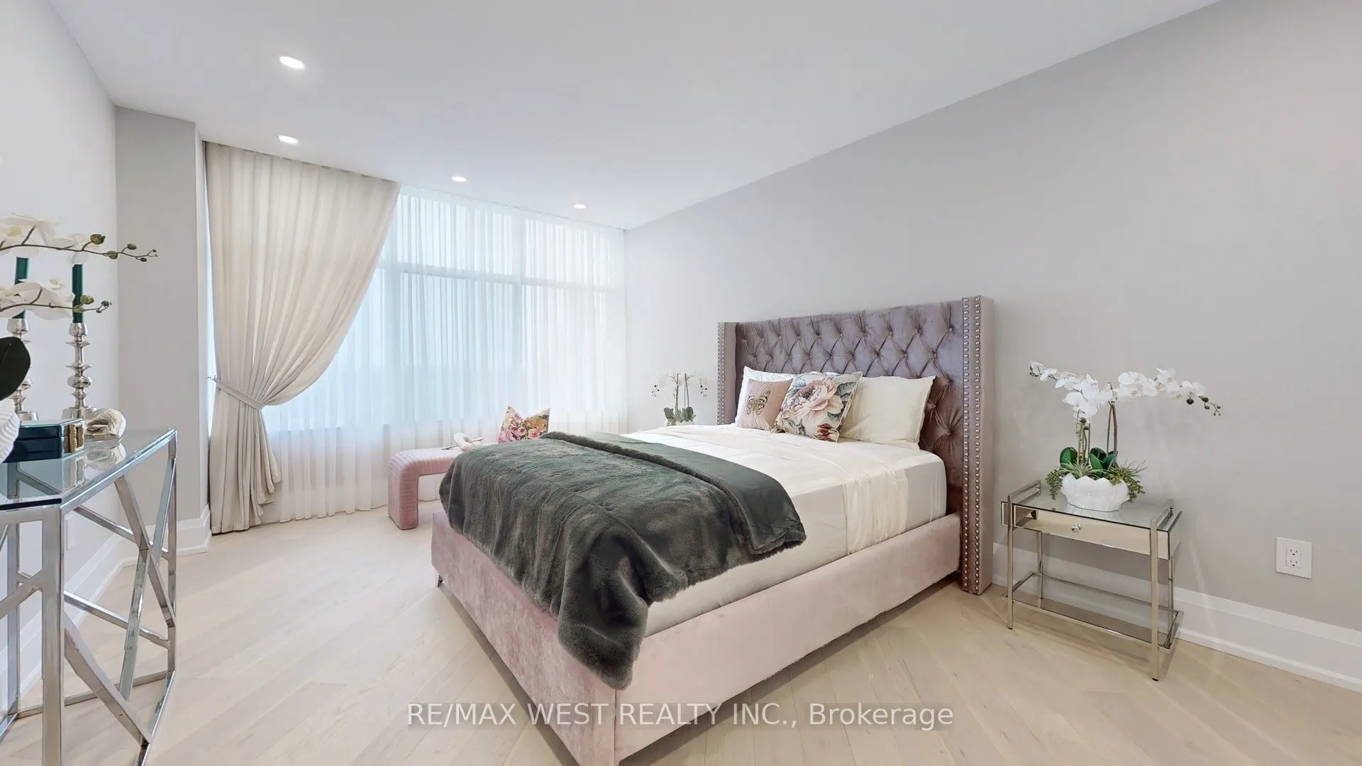 900 Yonge Street, #1403