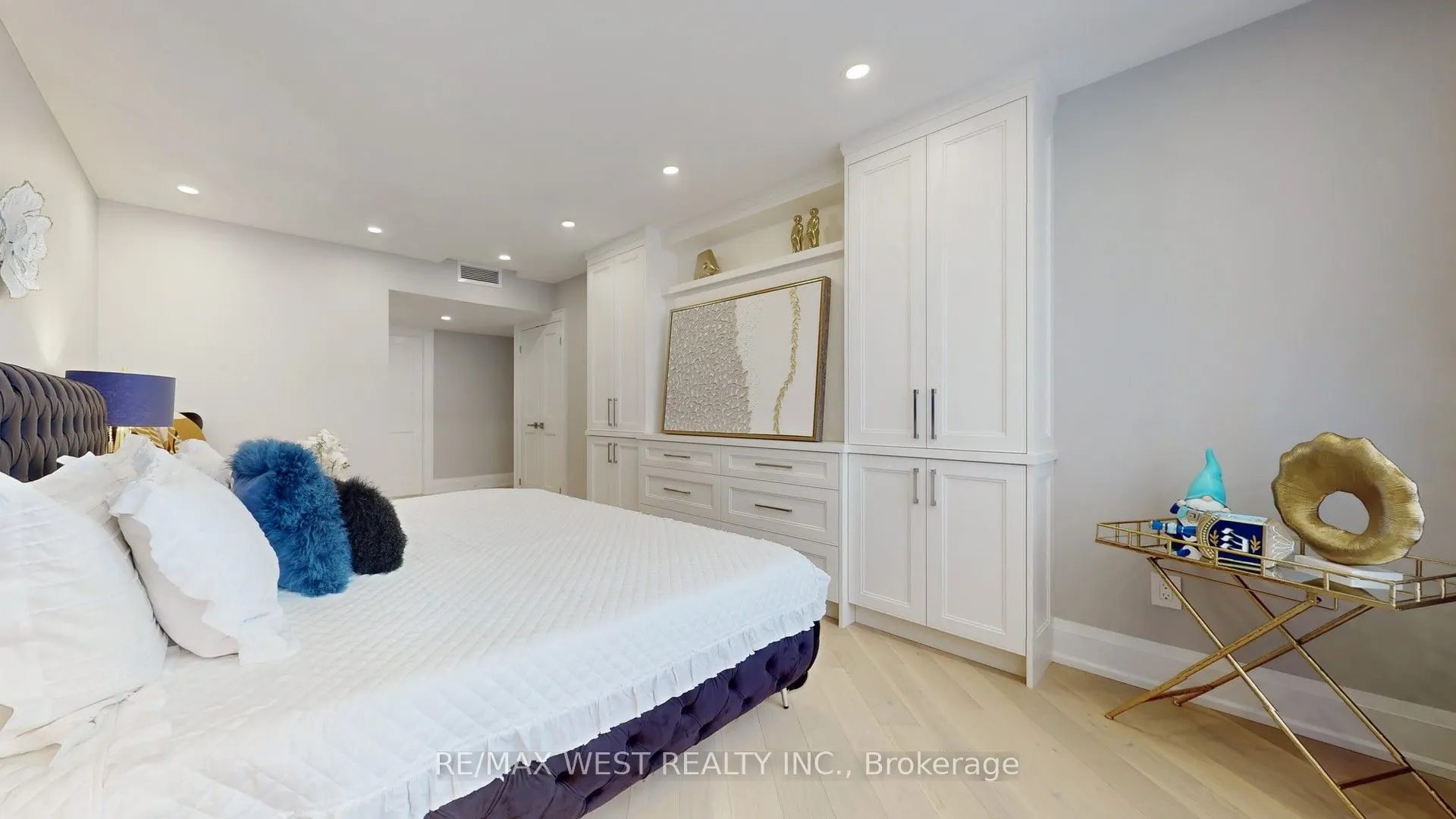900 Yonge Street, #1403