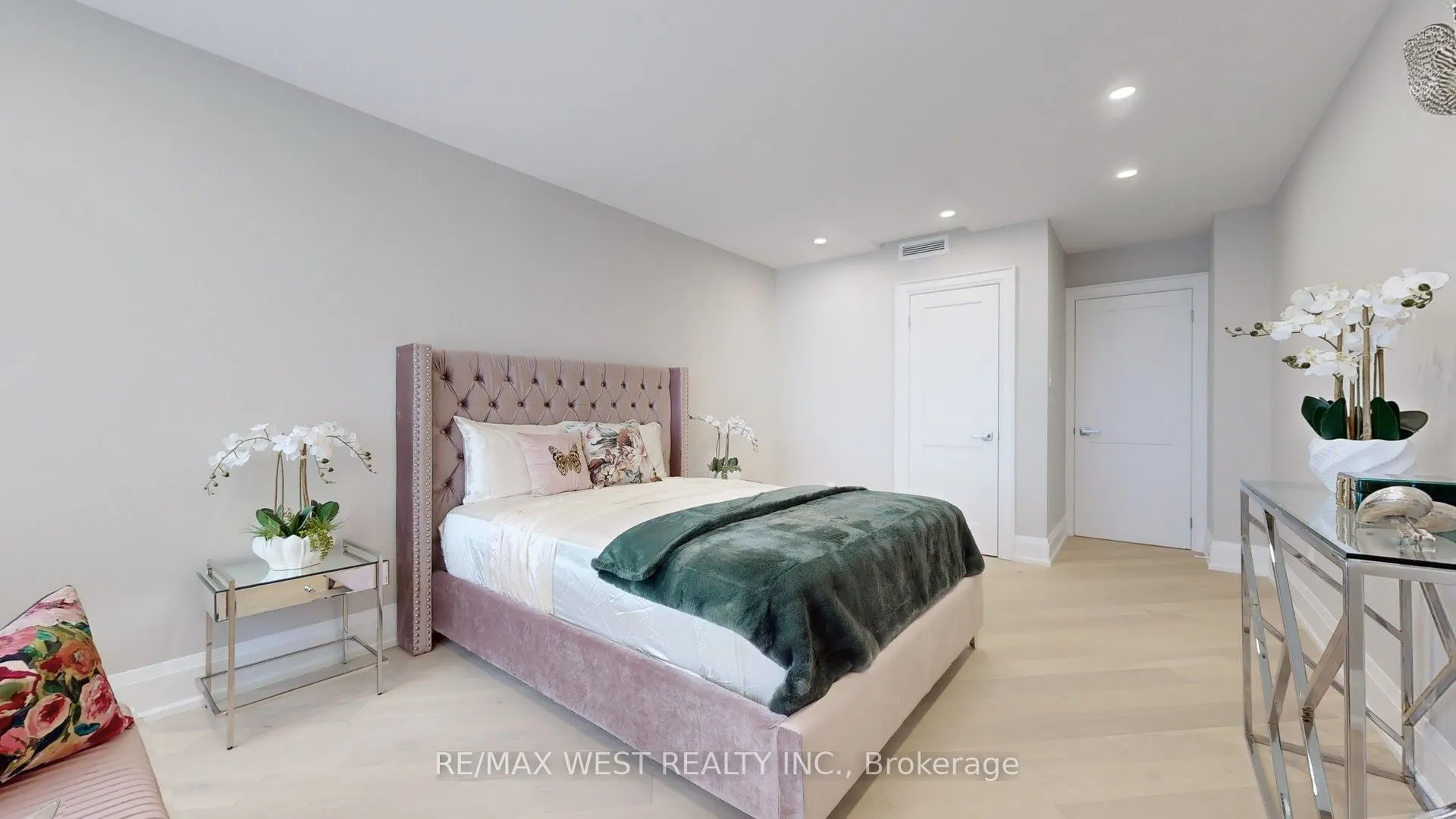 900 Yonge Street, #1403