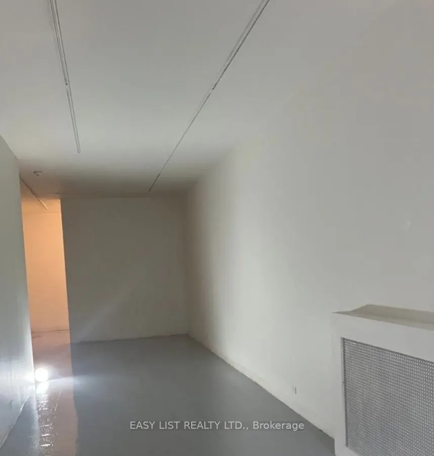 1086 Queen Street W