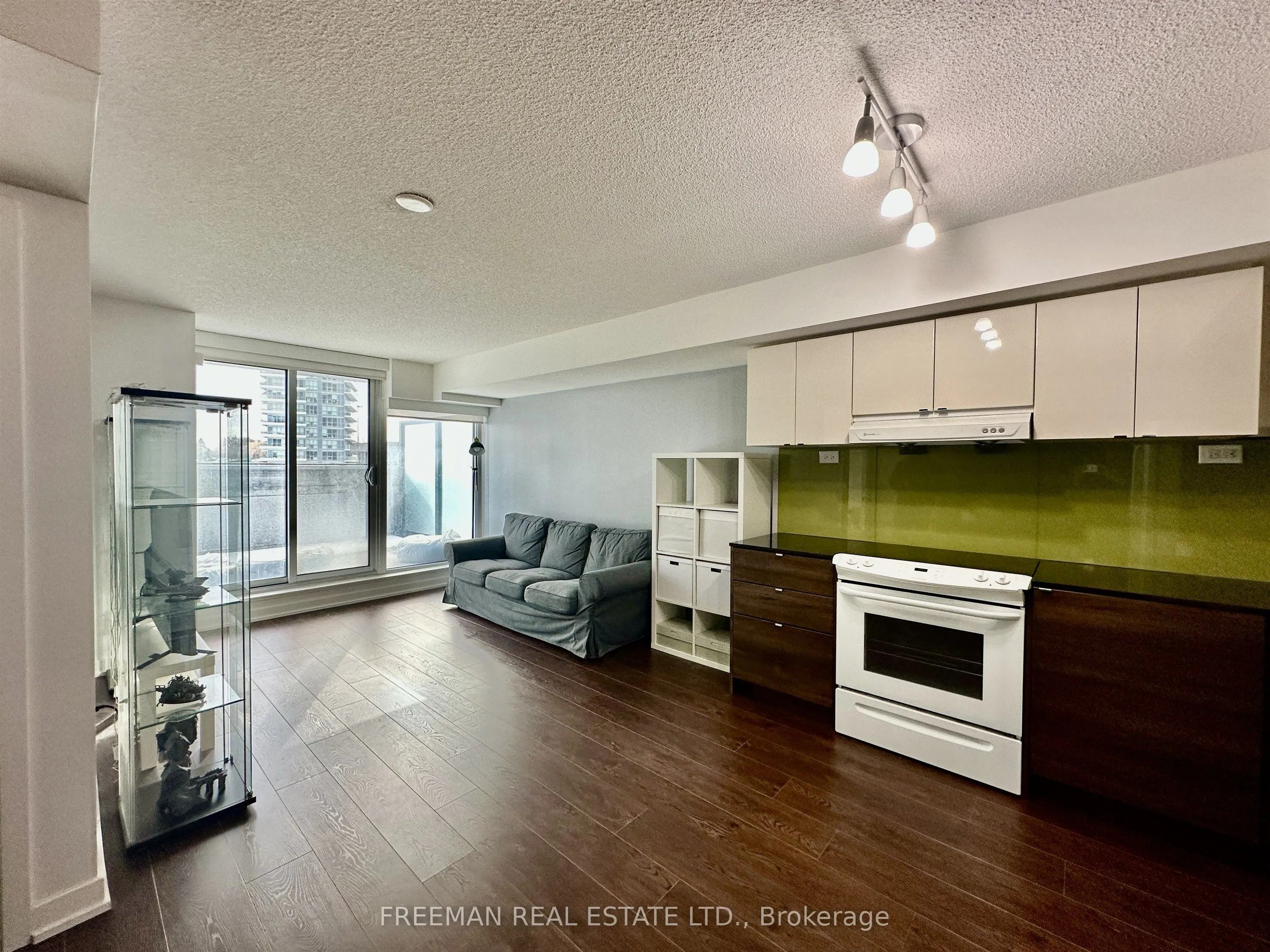 72 Esther Shiner Boulevard, #320
