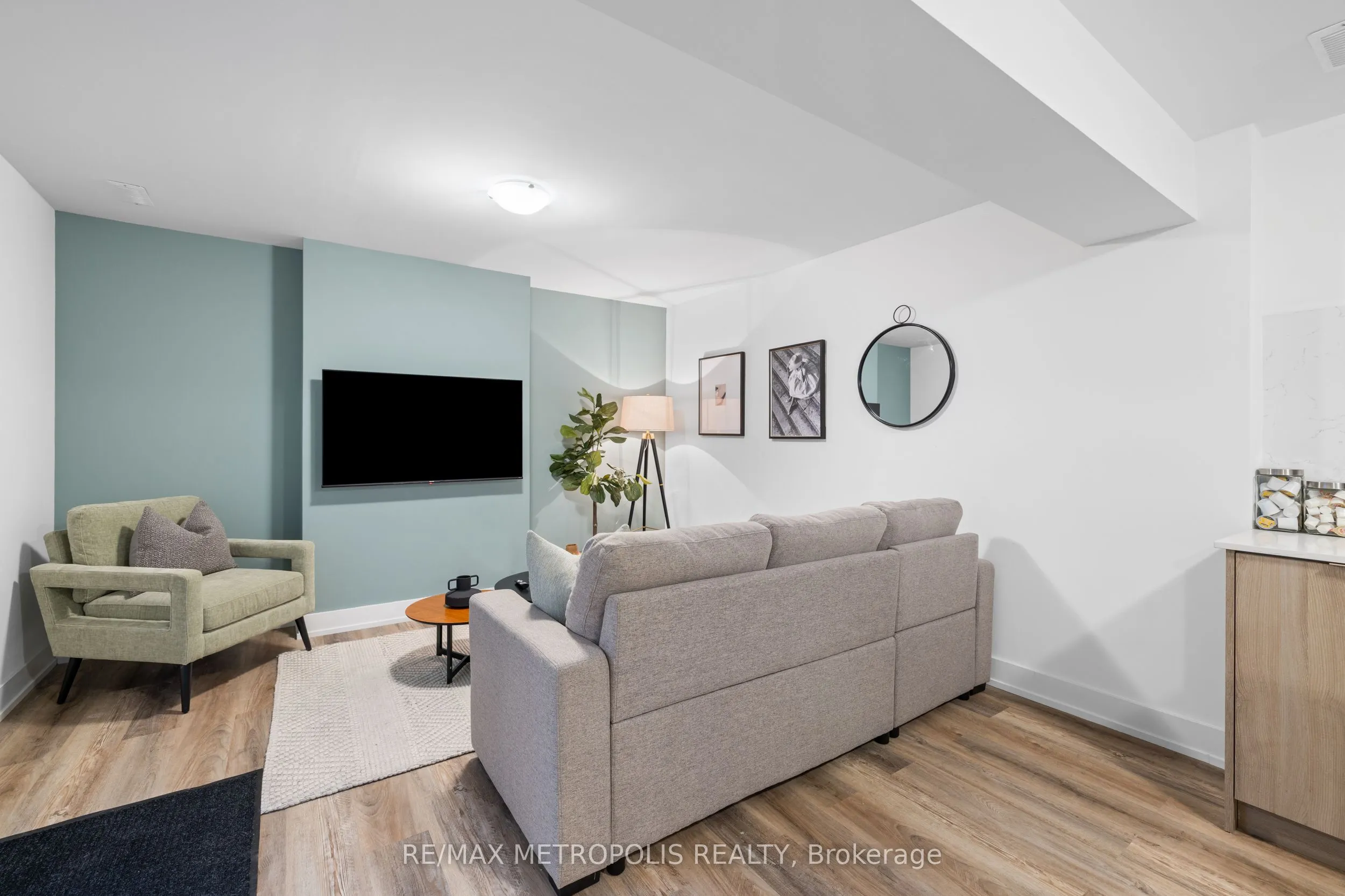 447 Lansdowne Avenue, #Lower
