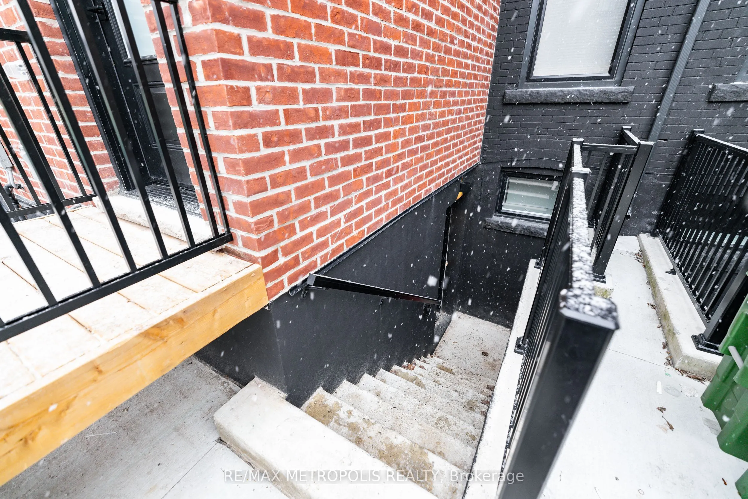 447 Lansdowne Avenue, #Lower