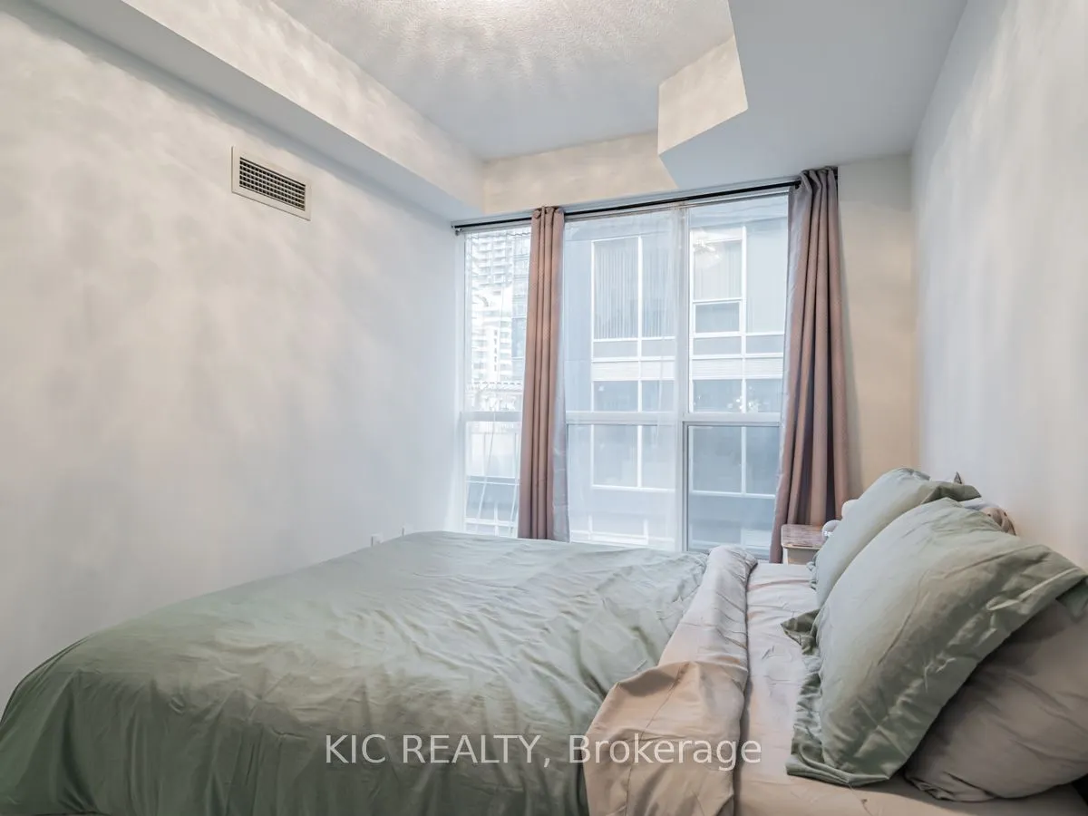 250 Wellington Street W #1727