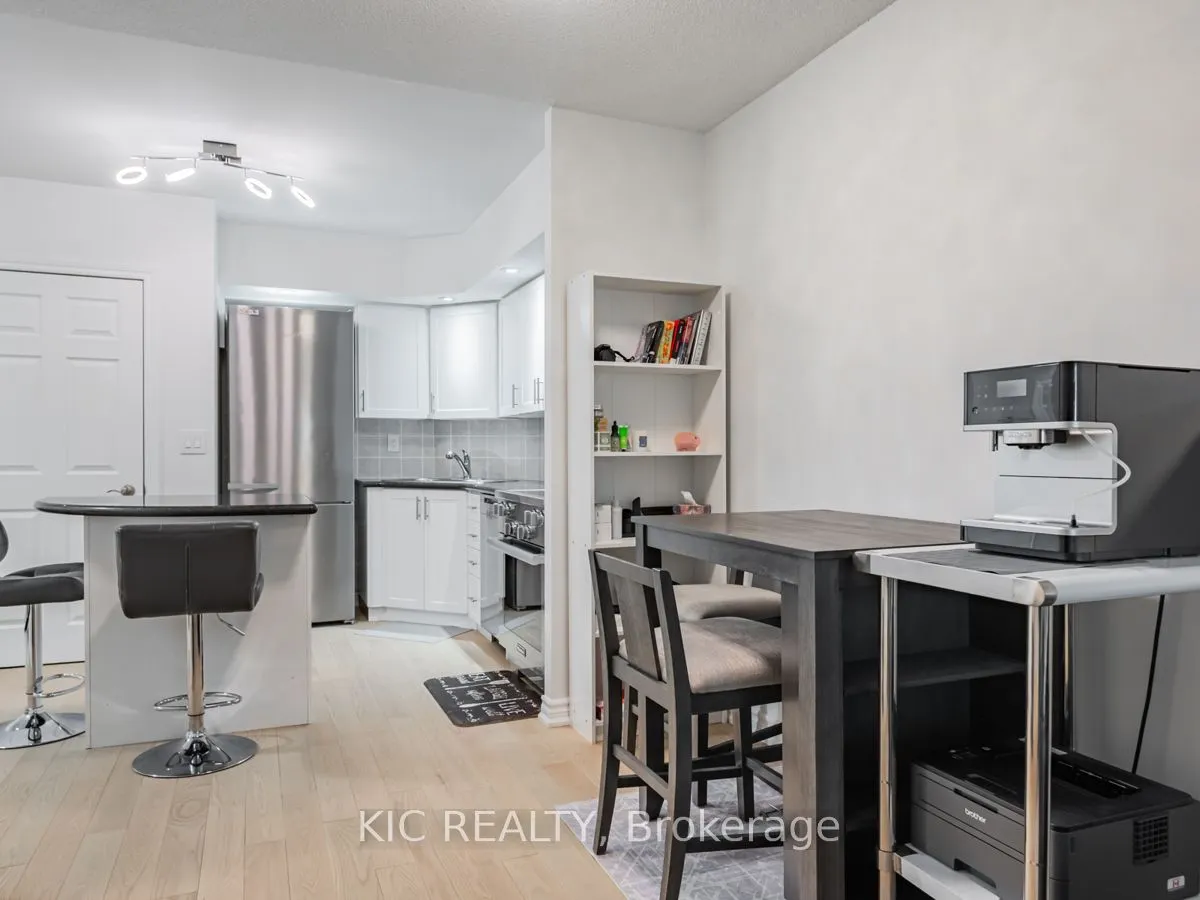 250 Wellington Street W #1727