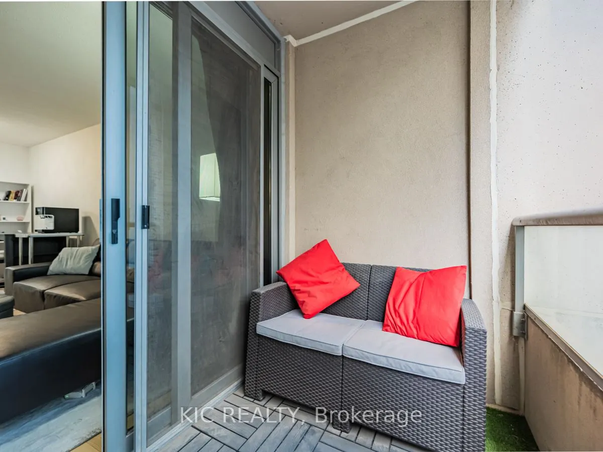 250 Wellington Street W #1727