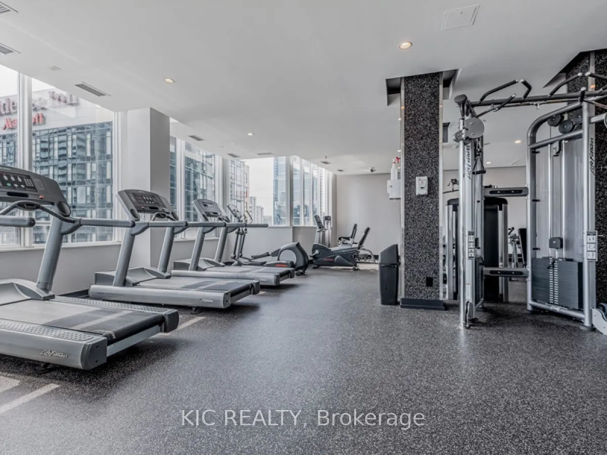 250 Wellington Street W #1727