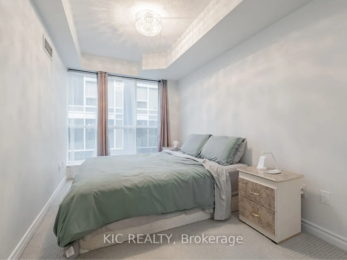 250 Wellington Street W #1727