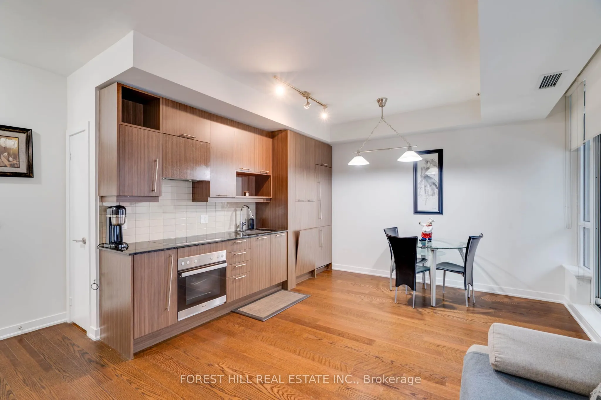 199 Richmond Street W, #318