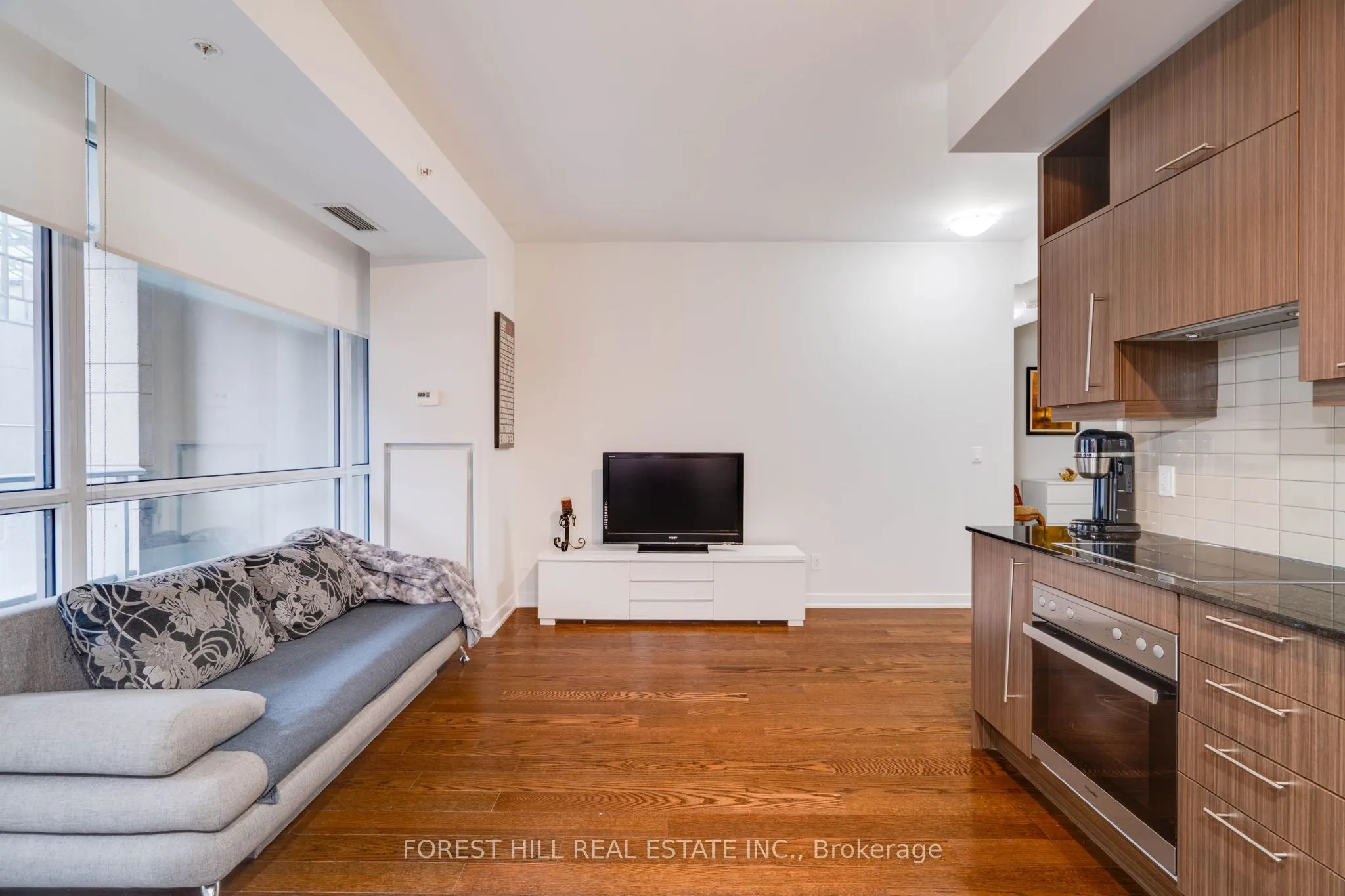 199 Richmond Street W, #318