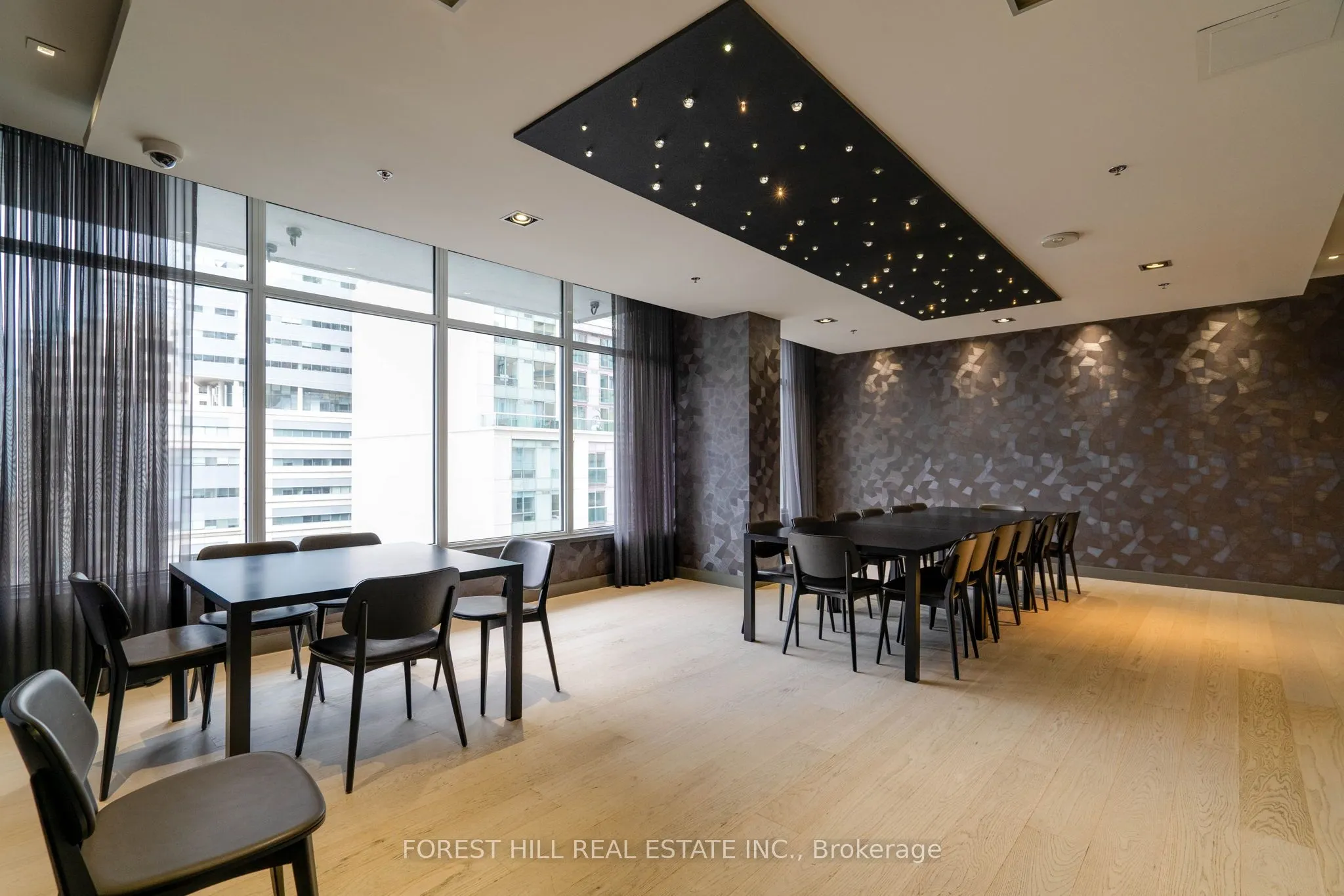 199 Richmond Street W, #318