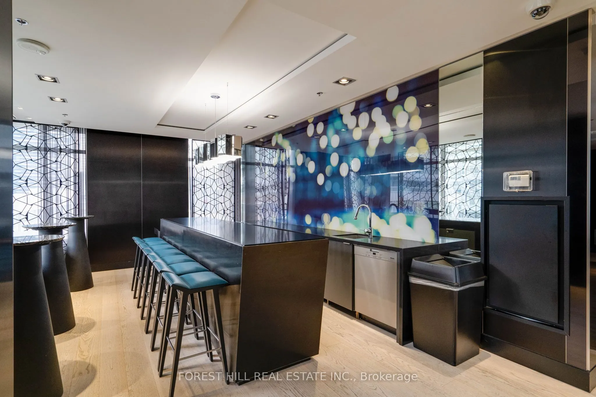 199 Richmond Street W, #318
