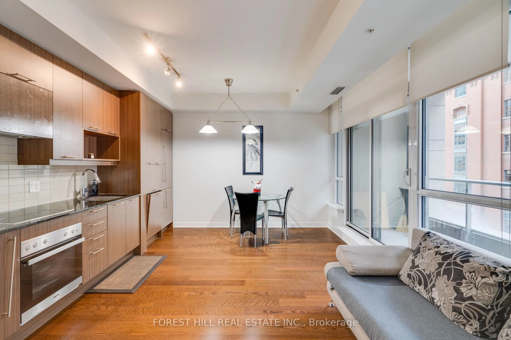 199 Richmond Street W, #318