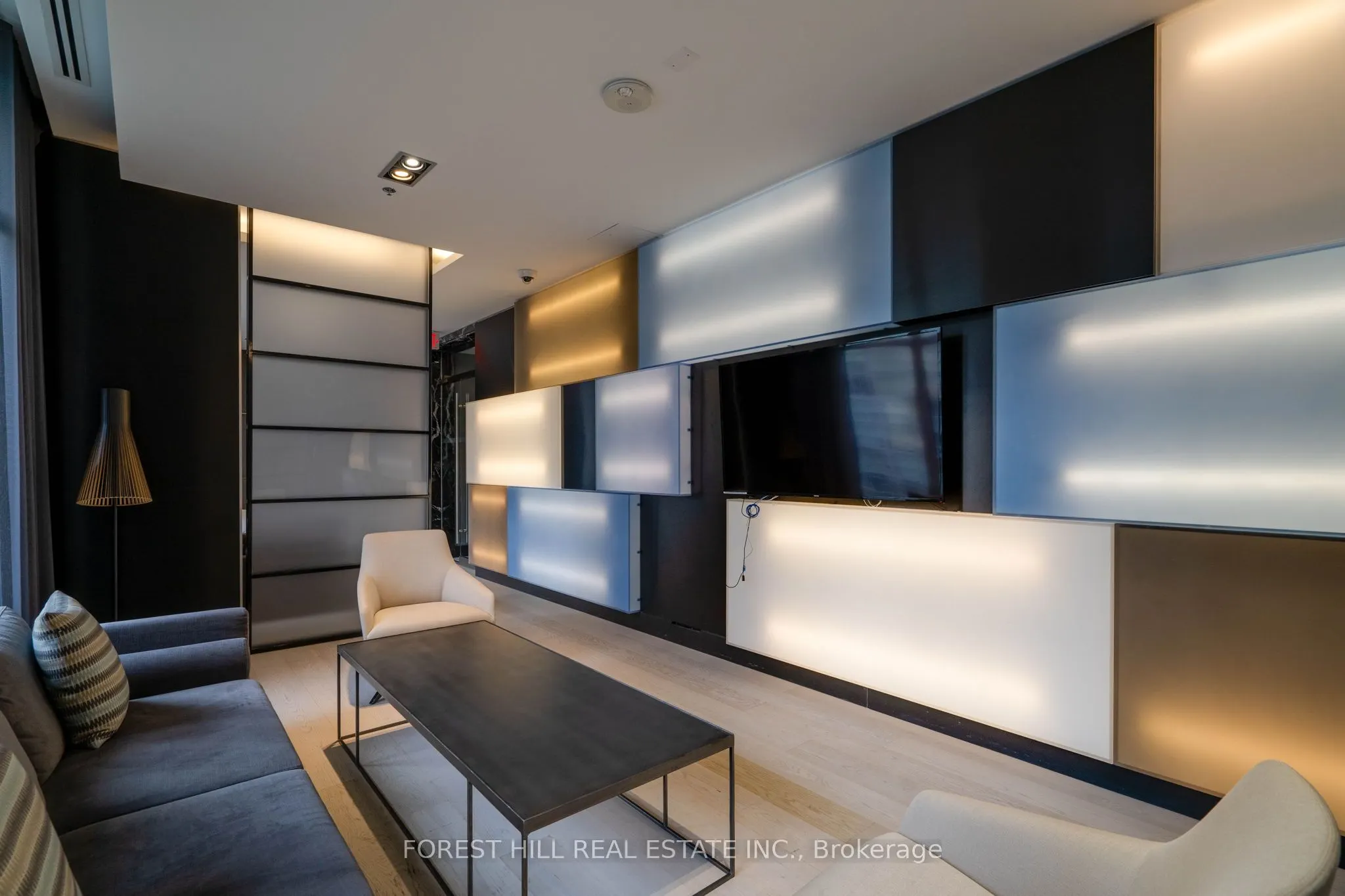 199 Richmond Street W, #318