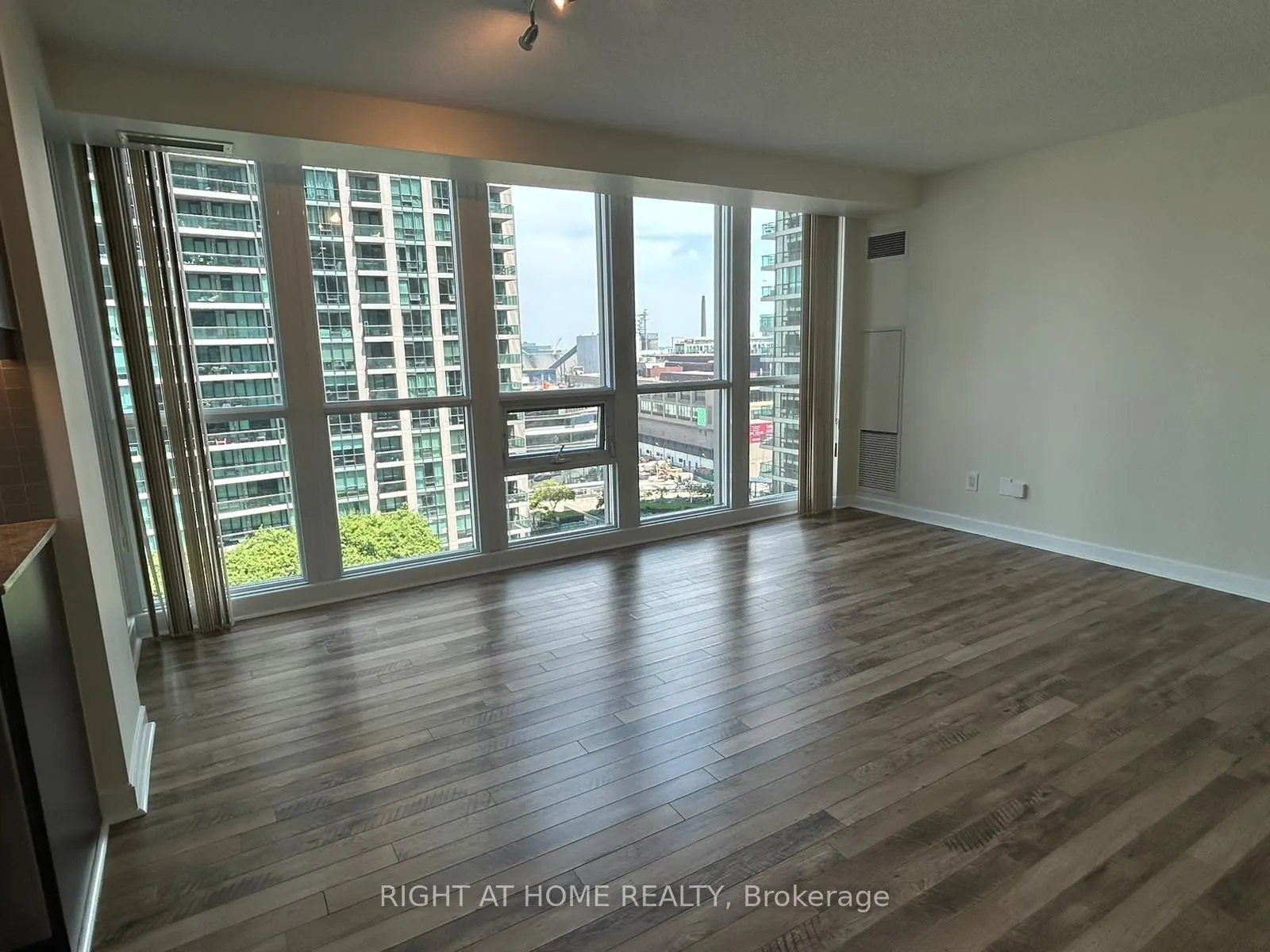 18 Harbour Street, #1205
