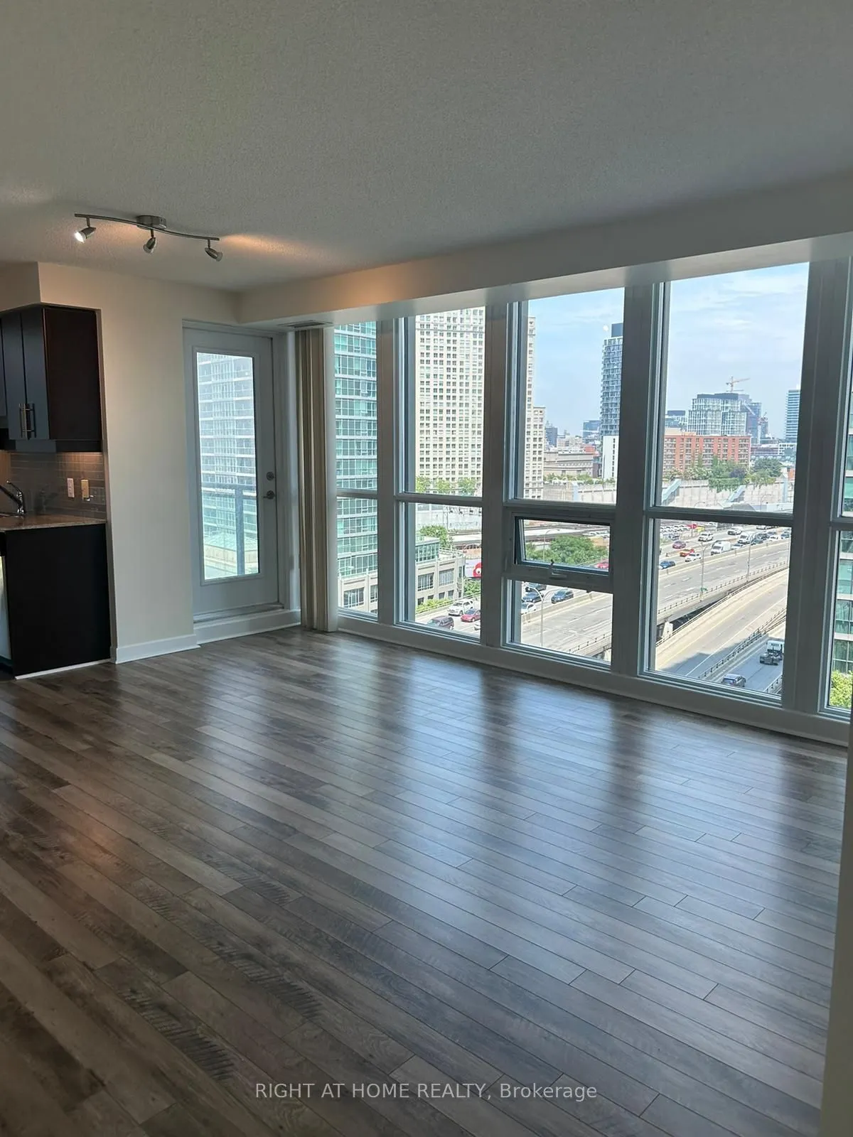 18 Harbour Street, #1205