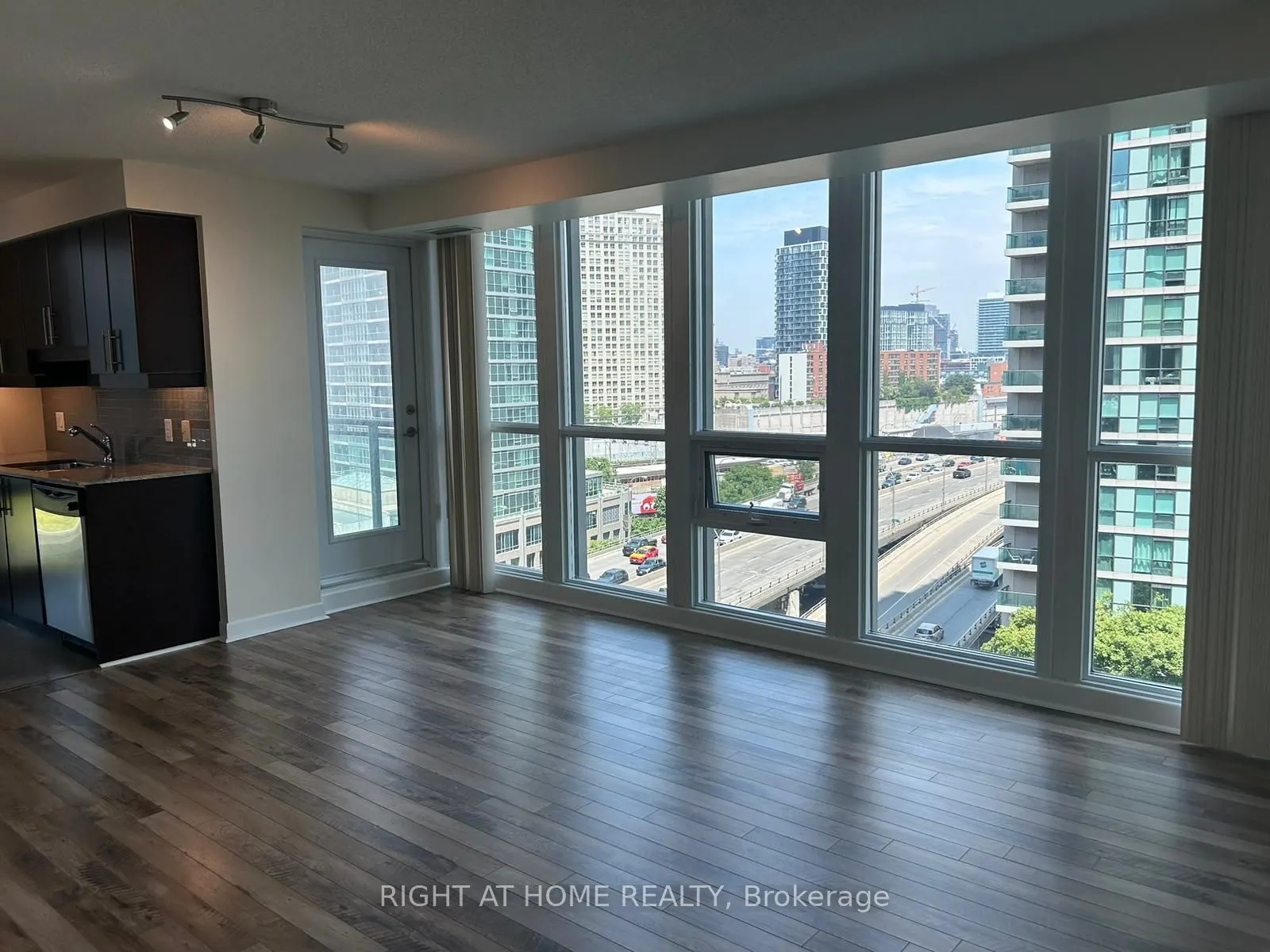 18 Harbour Street, #1205