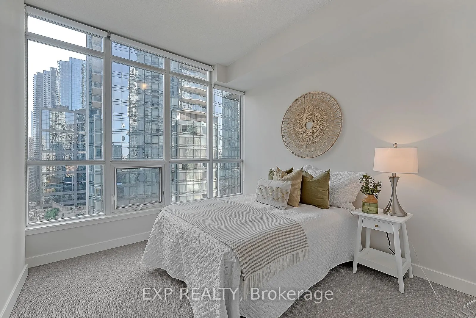 126 Simcoe Street, #1407