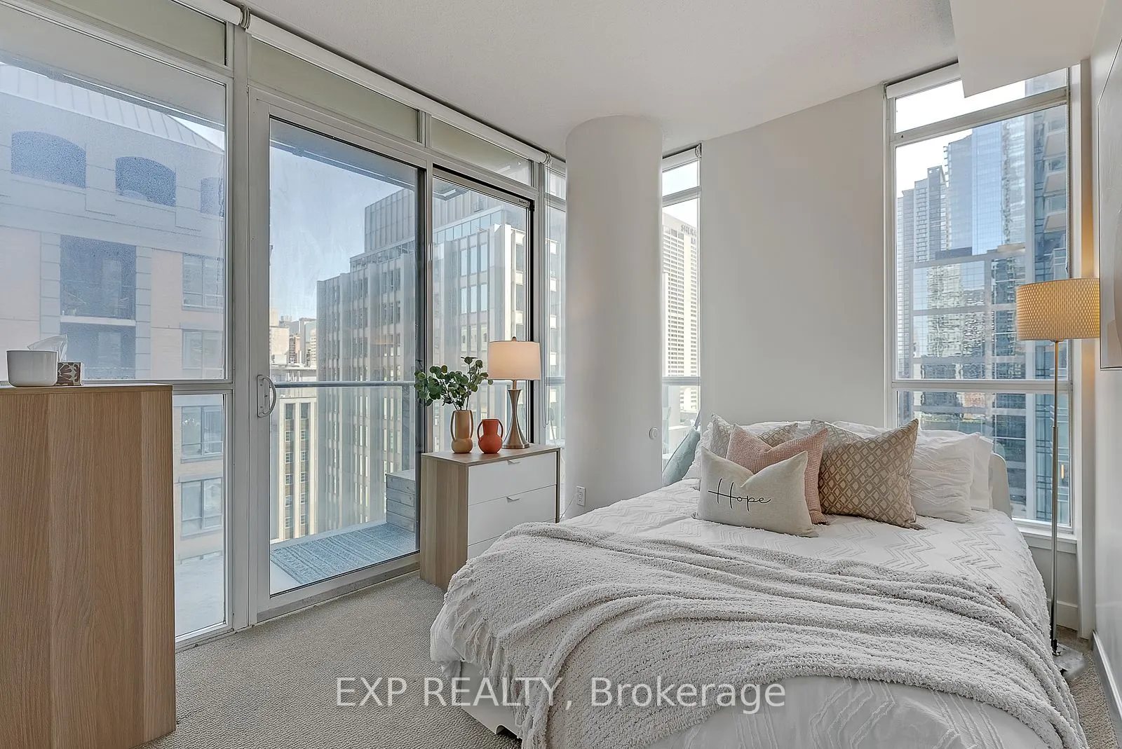 126 Simcoe Street, #1407