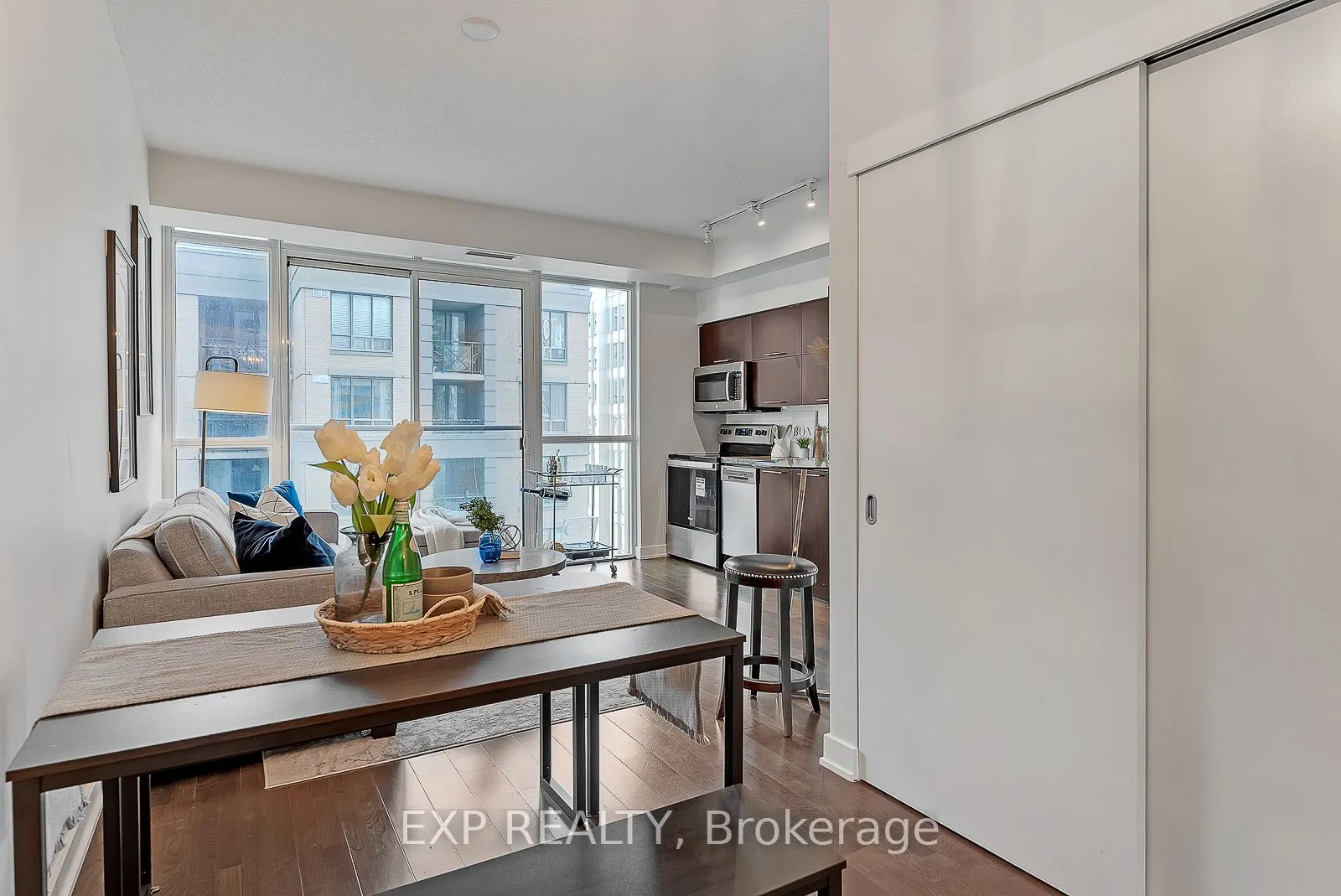 126 Simcoe Street, #1407