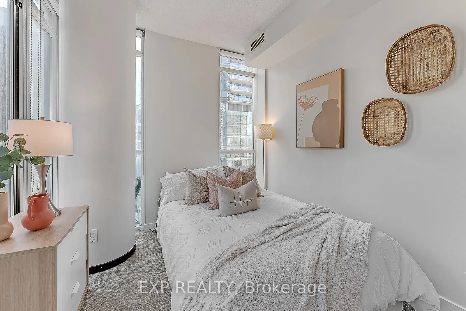 126 Simcoe Street, #1407