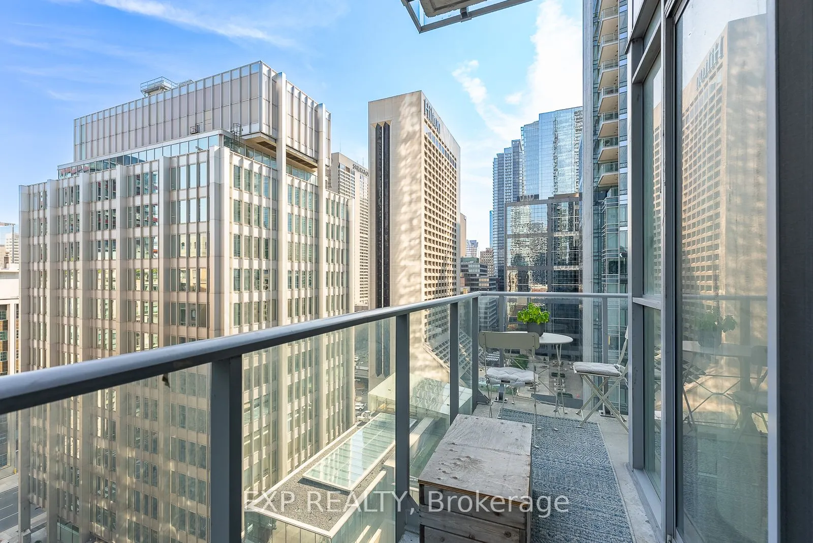 126 Simcoe Street, #1407