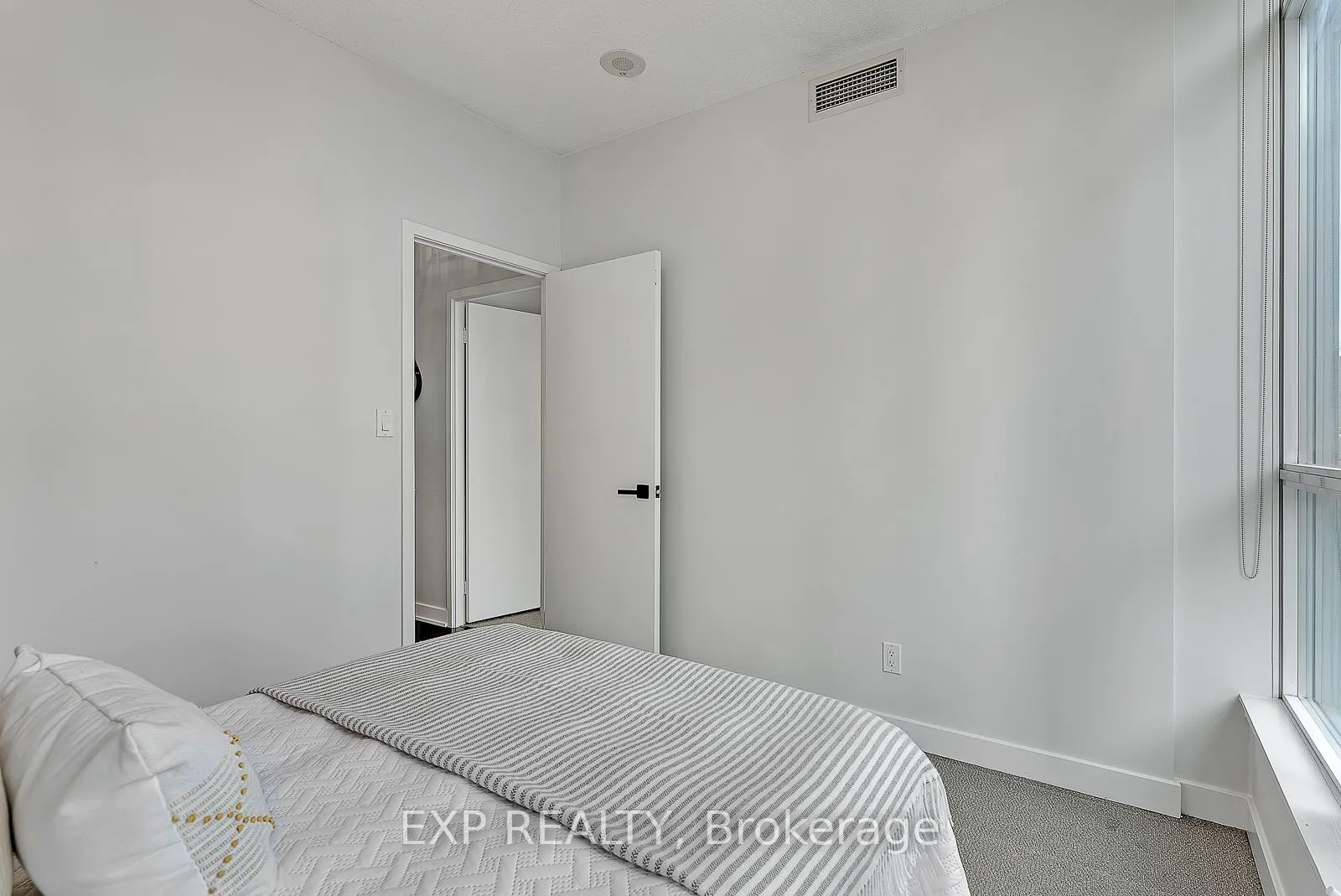 126 Simcoe Street, #1407