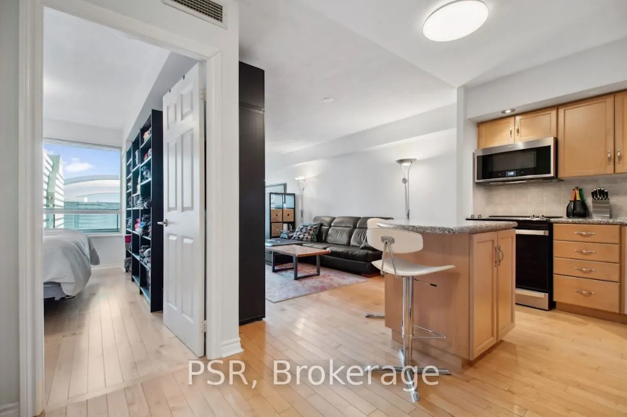 250 Wellington Street W, #1536