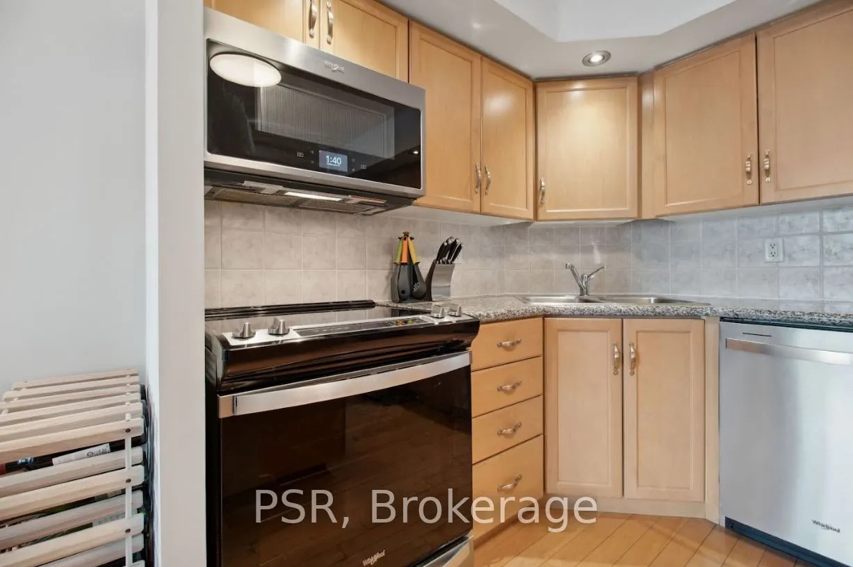 250 Wellington Street W, #1536