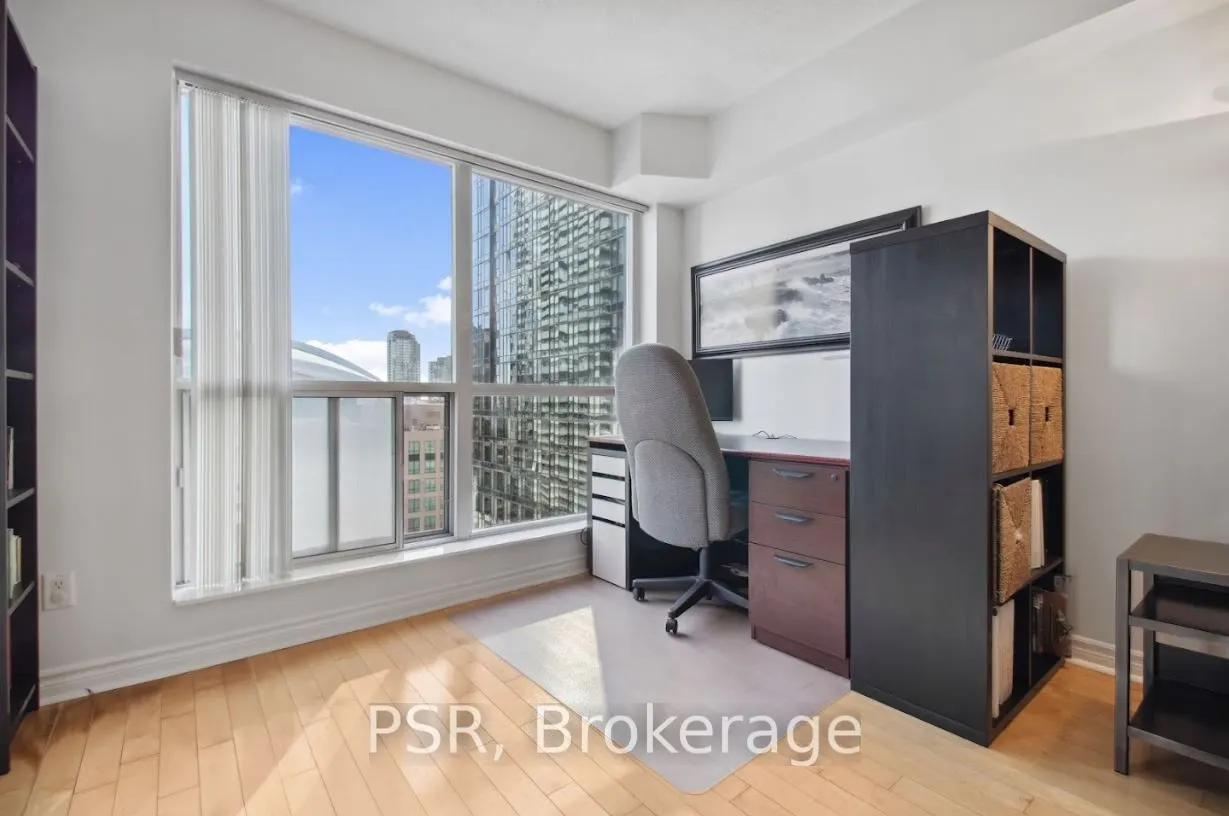 250 Wellington Street W, #1536