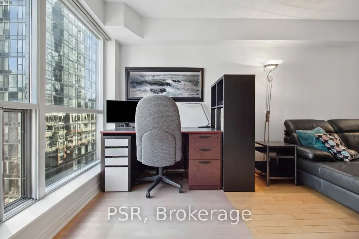 250 Wellington Street W, #1536