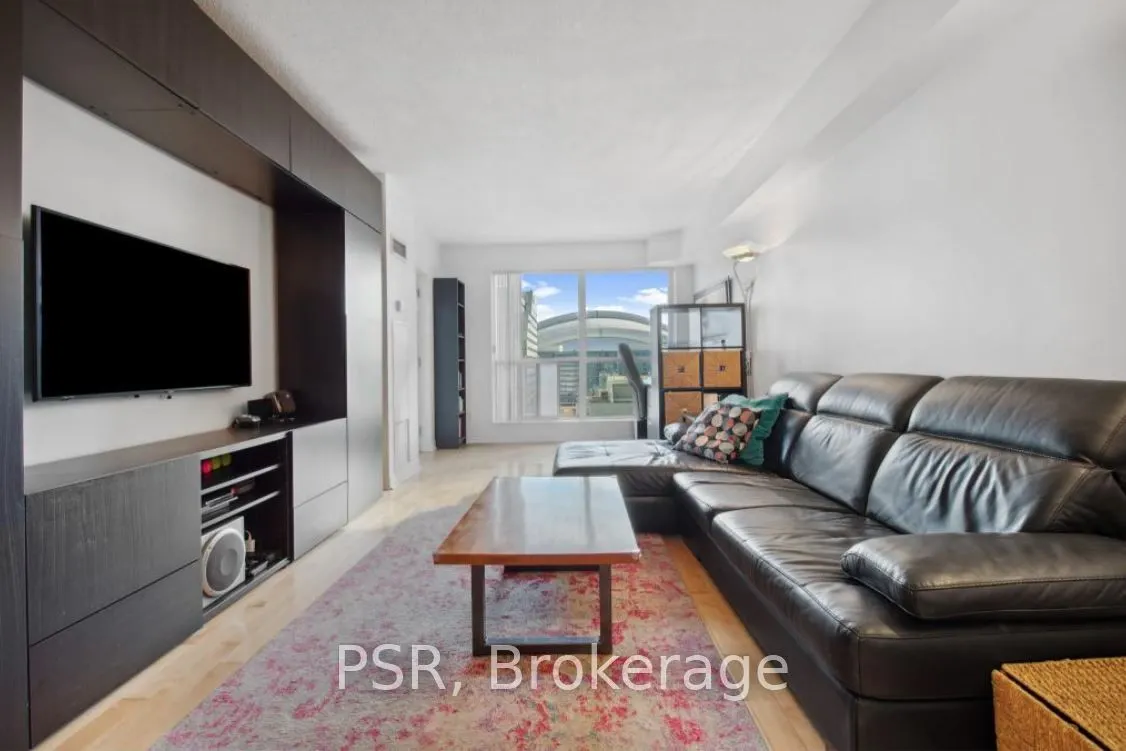 250 Wellington Street W, #1536