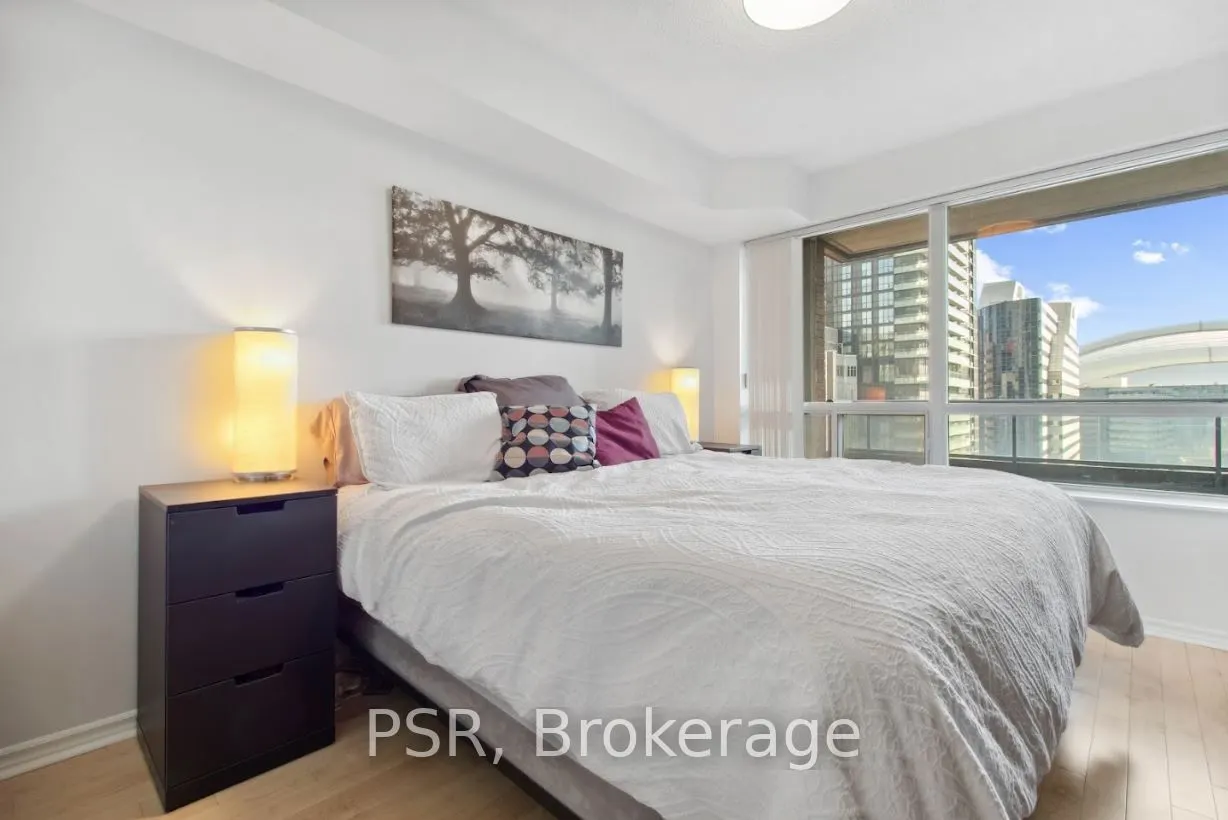 250 Wellington Street W, #1536