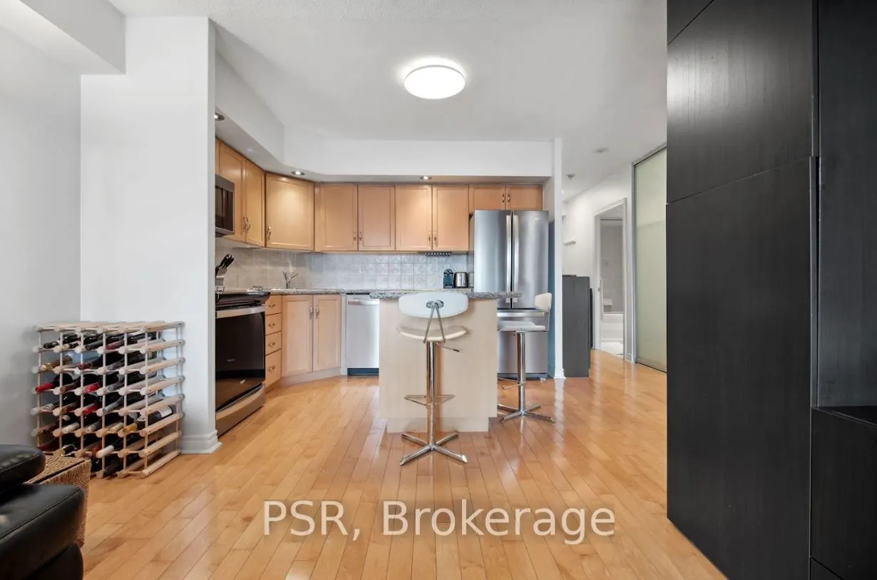 250 Wellington Street W, #1536