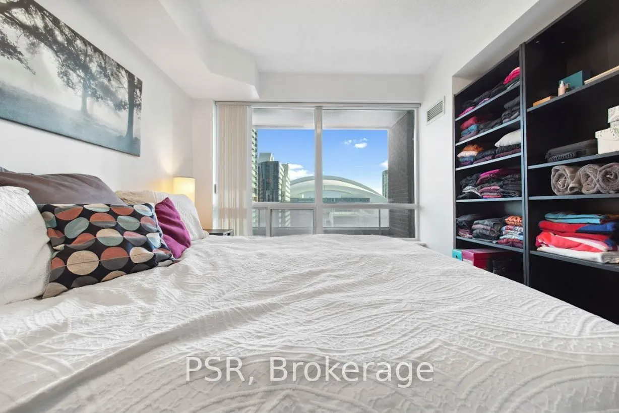 250 Wellington Street W, #1536