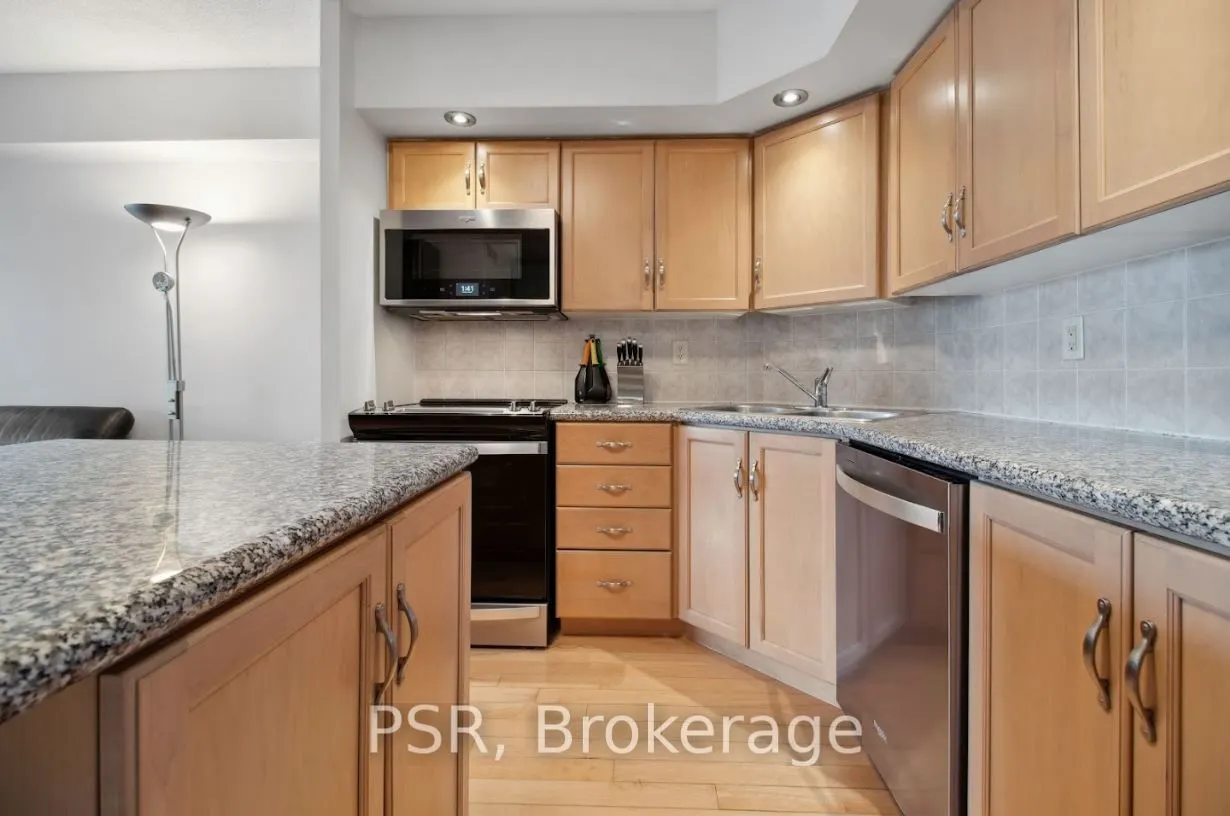 250 Wellington Street W, #1536