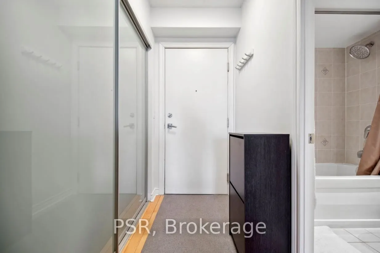 250 Wellington Street W, #1536