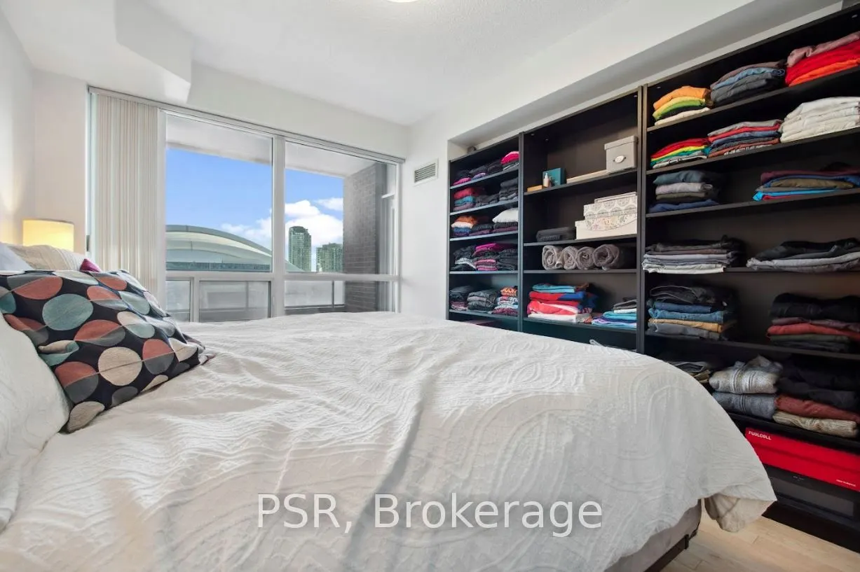 250 Wellington Street W, #1536