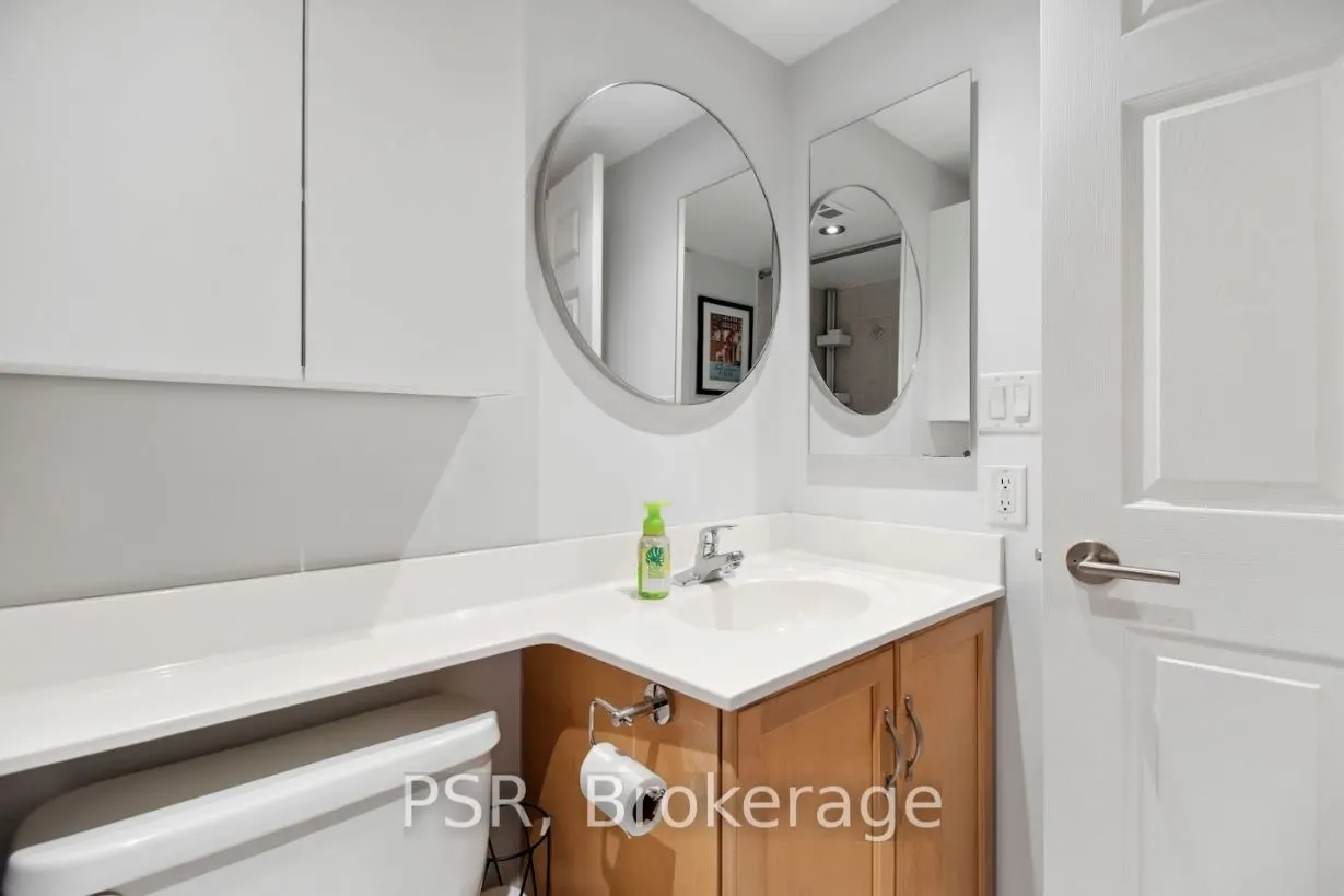 250 Wellington Street W, #1536