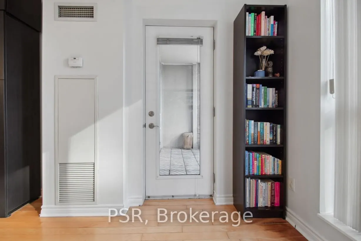 250 Wellington Street W, #1536