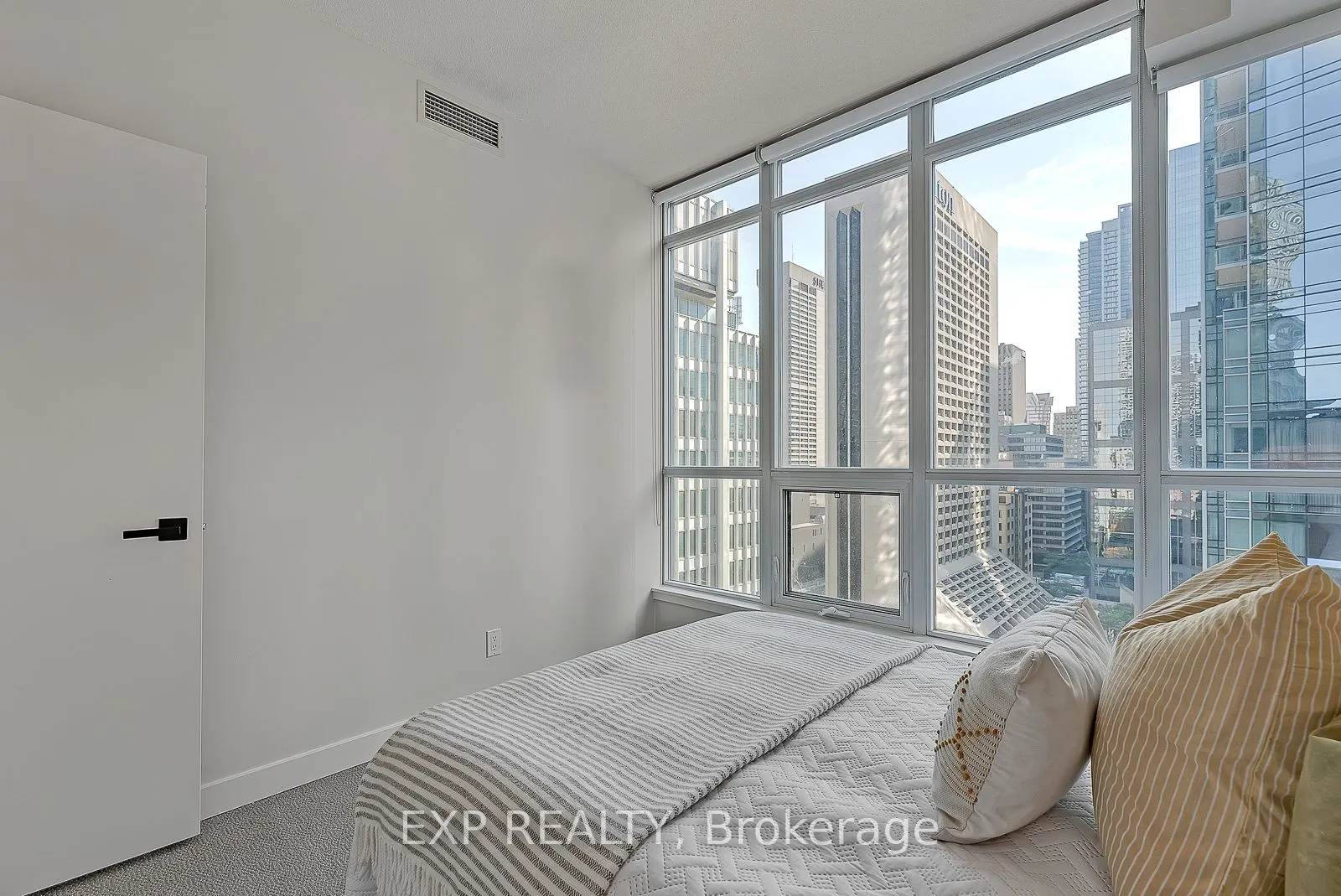 126 Simcoe Street, #1407