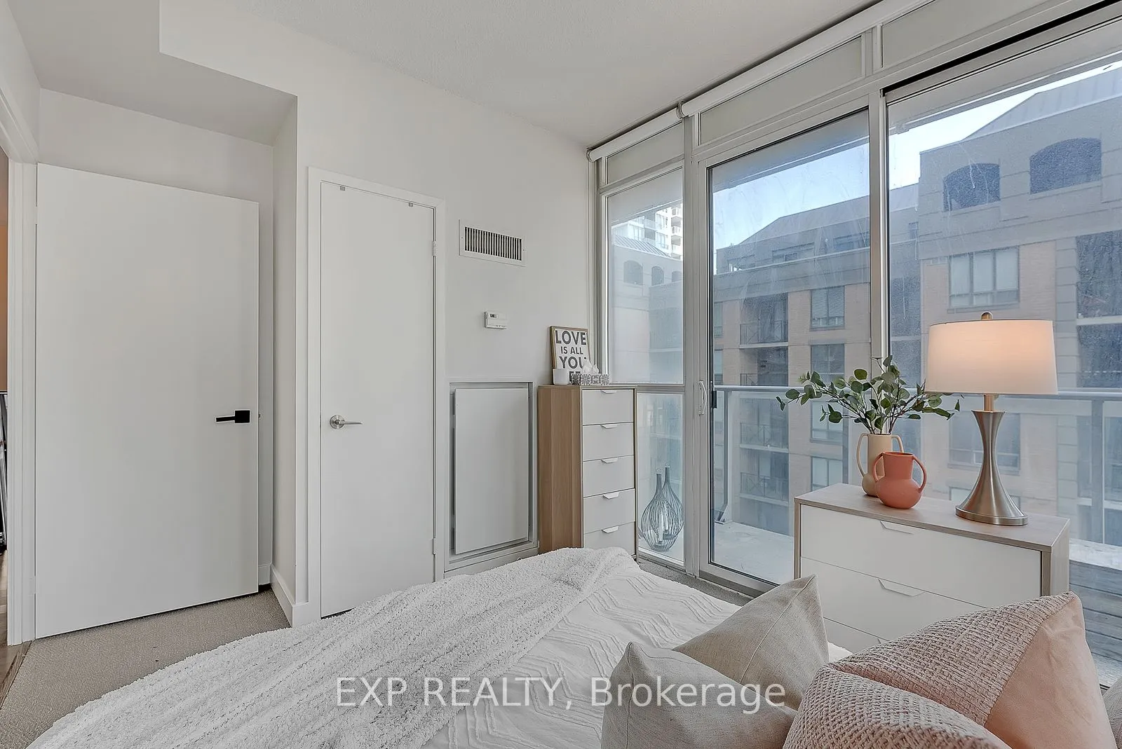 126 Simcoe Street, #1407