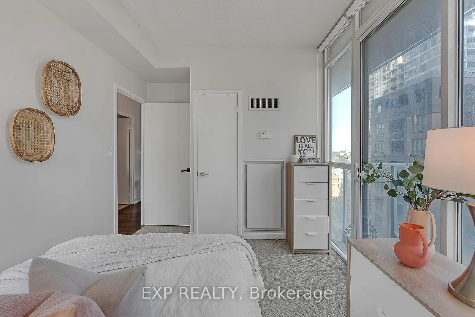 126 Simcoe Street, #1407